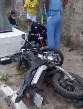 Motociclista fica ferido após bater em poste na Curva do Saldanha