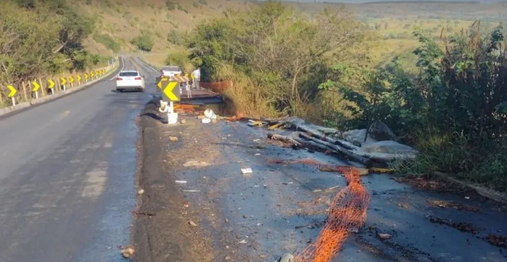 Homem morre após carro cair em cratera na ES-381, em São Mateus