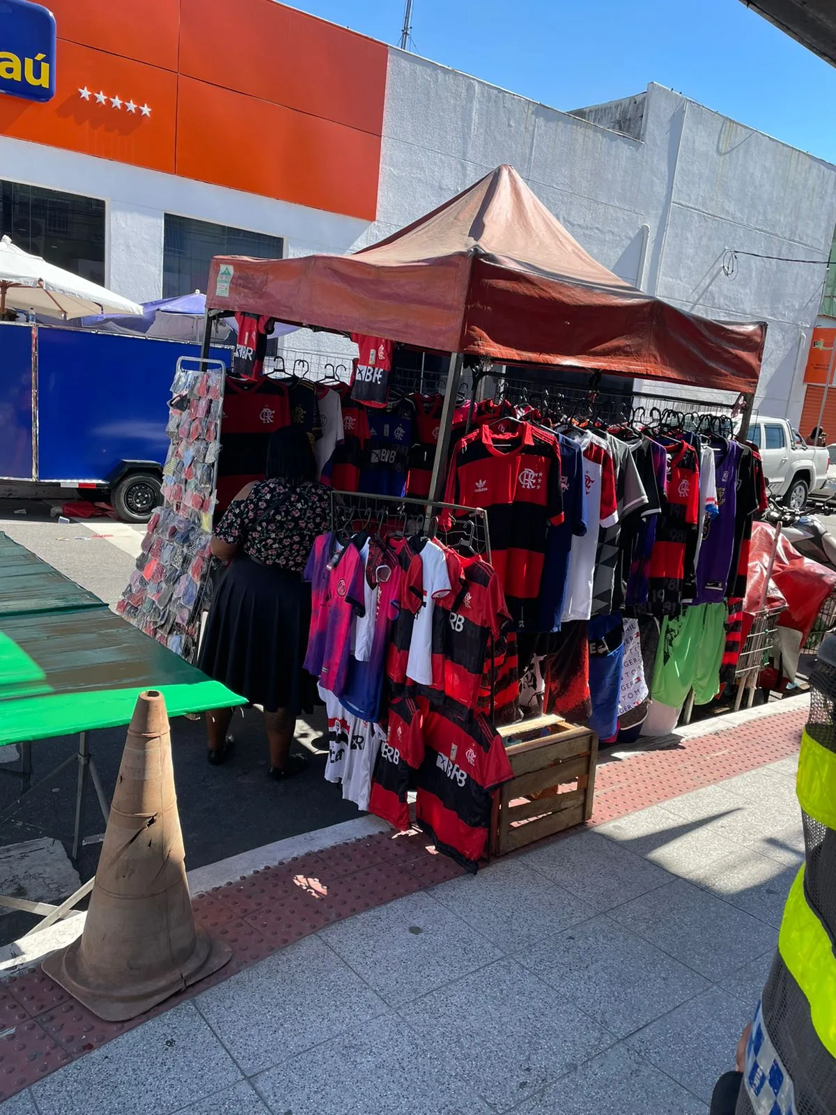 Ambulantes ocupam calçadas e vendem até cachorros em avenida de Laranjeiras