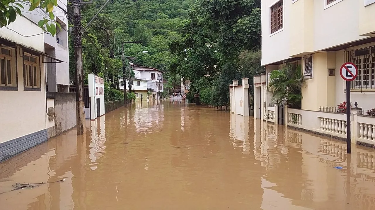 Rio transborda, estradas são interditadas e famílias ficam desalojadas no Sul do ES