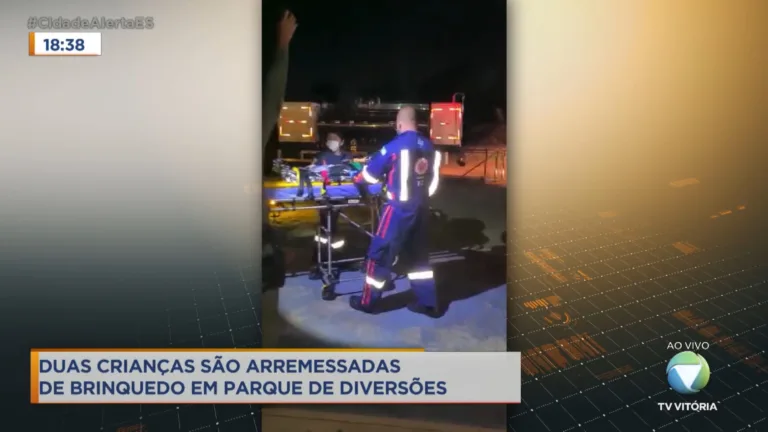Duas crianças são arremessadas de brinquedo em parque de diversões