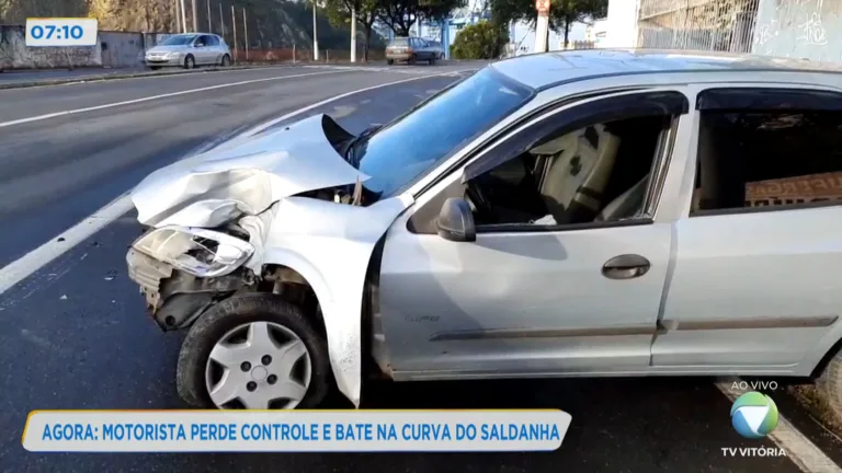 Motorista perde o controle e bate na Curva do Saldanha