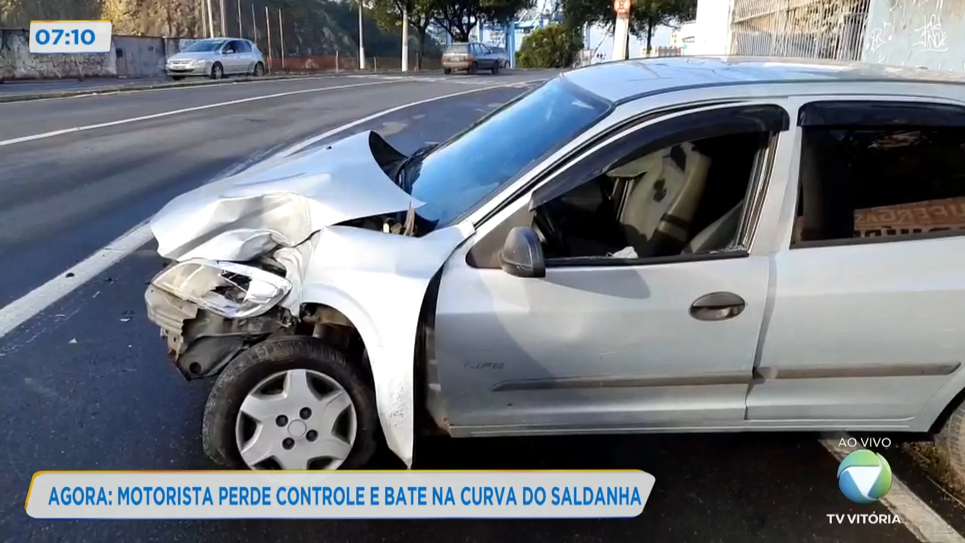 Motorista perde o controle e bate na Curva do Saldanha