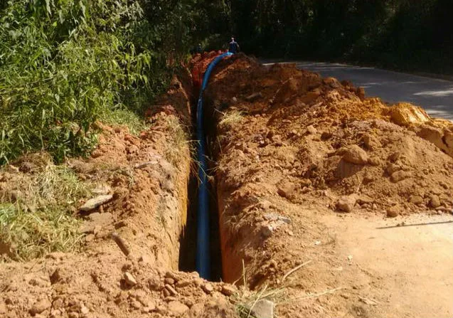 Moradores de Pedra Azul temem ficar sem água após rede de ligação com Venda Nova