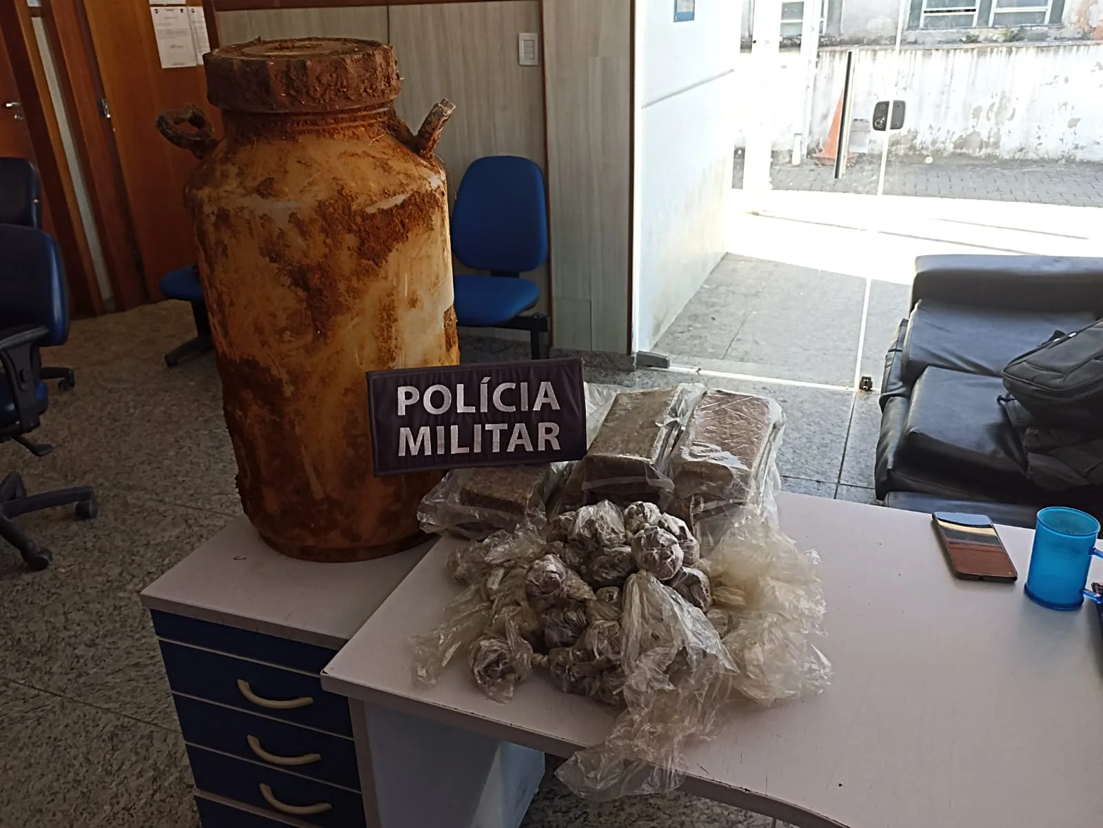 Maconha é encontrada em tonel enterrado em área de mata em Cariacica