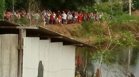 Casal de idosos morre após carro cair em represa na zona rural de Nova Venécia