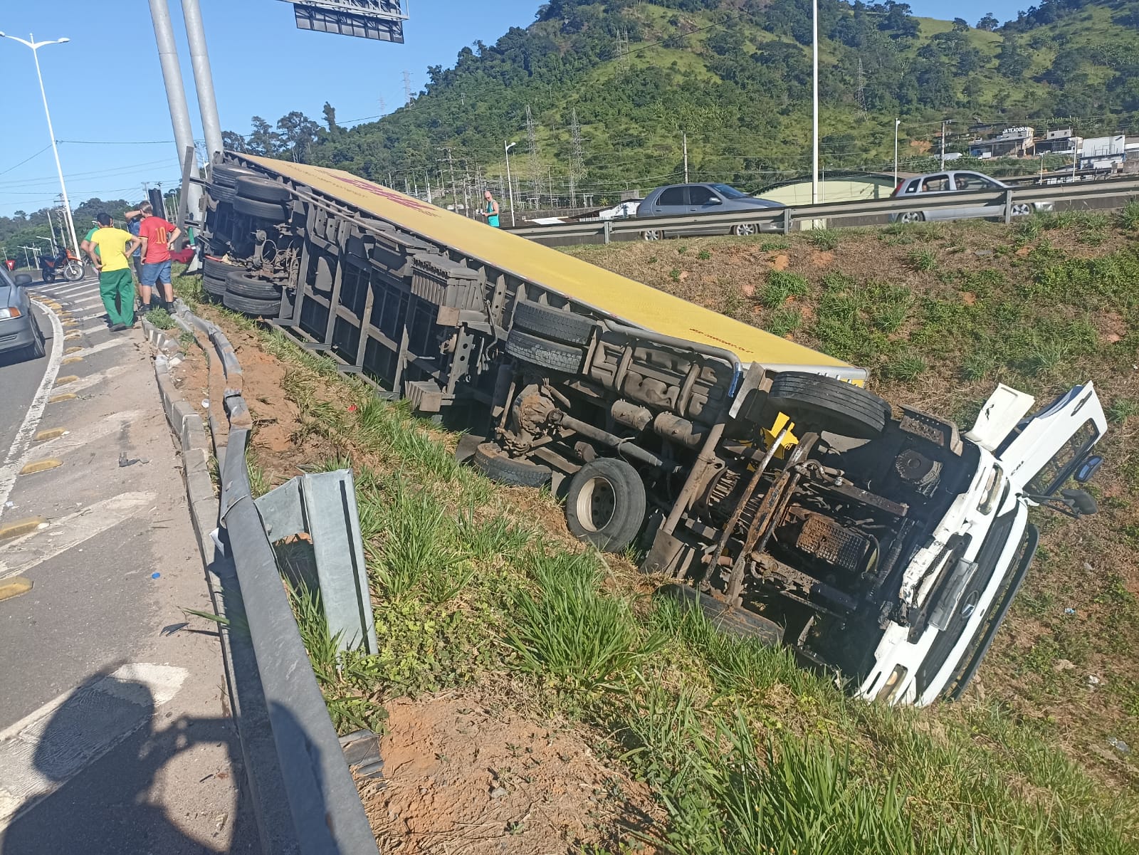 Carreta tomba após colidir com carro em cima de viaduto em Cariacica