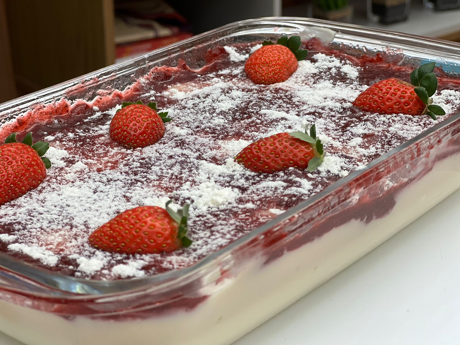 Aprenda a fazer torta de chocolate branco com geleia de morango