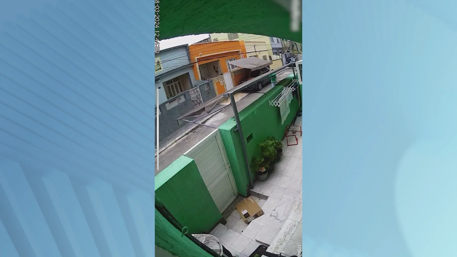 VÍDEO | Entregador arremessa televisão pelo muro de casa no Rio