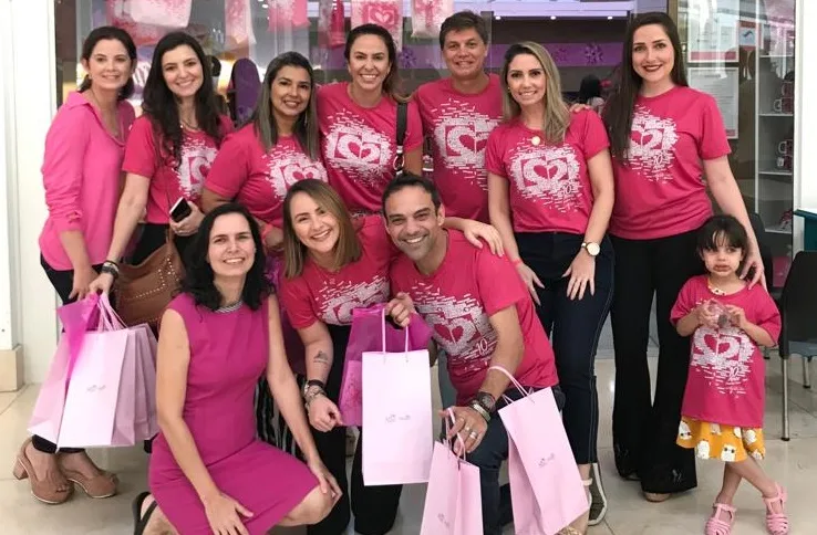 Voluntários da Rede Vitória trabalham em prol da solidariedade na loja Afecc do Shopping Vitória