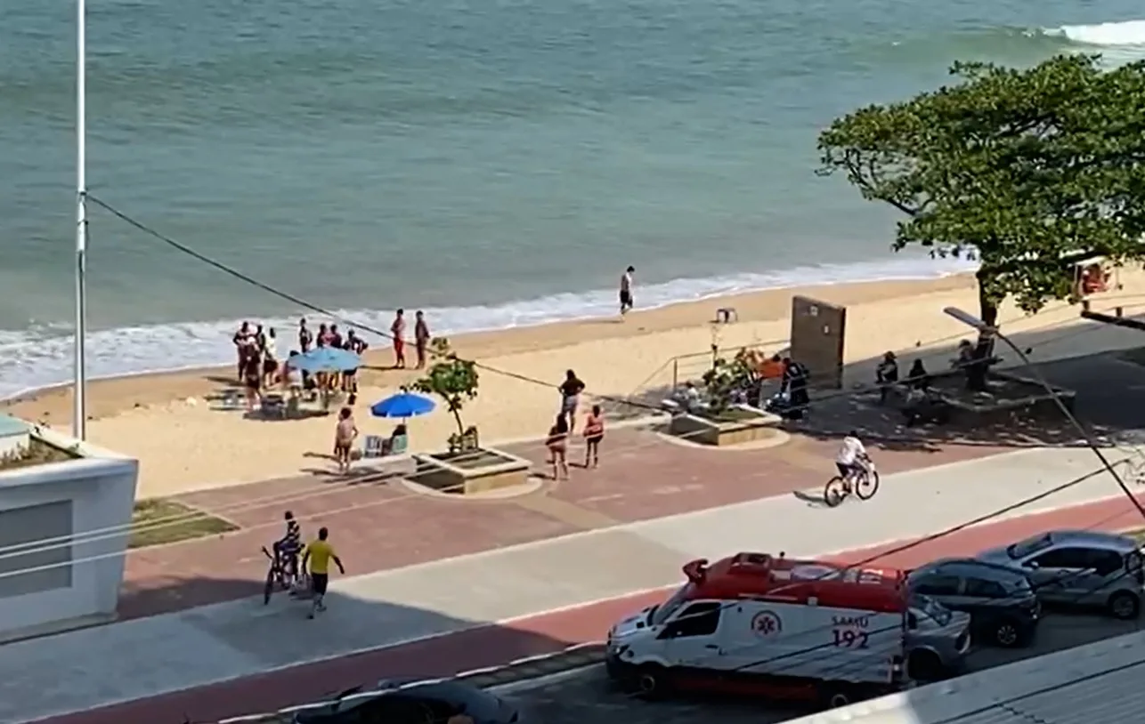 Turistas mineiros são resgatados após se afogarem na Praia do Morro