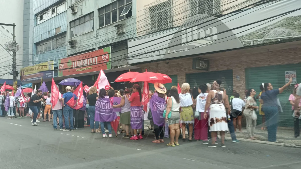 Dia da Mulher: movimentos sociais fazem protesto no Centro de Vitória