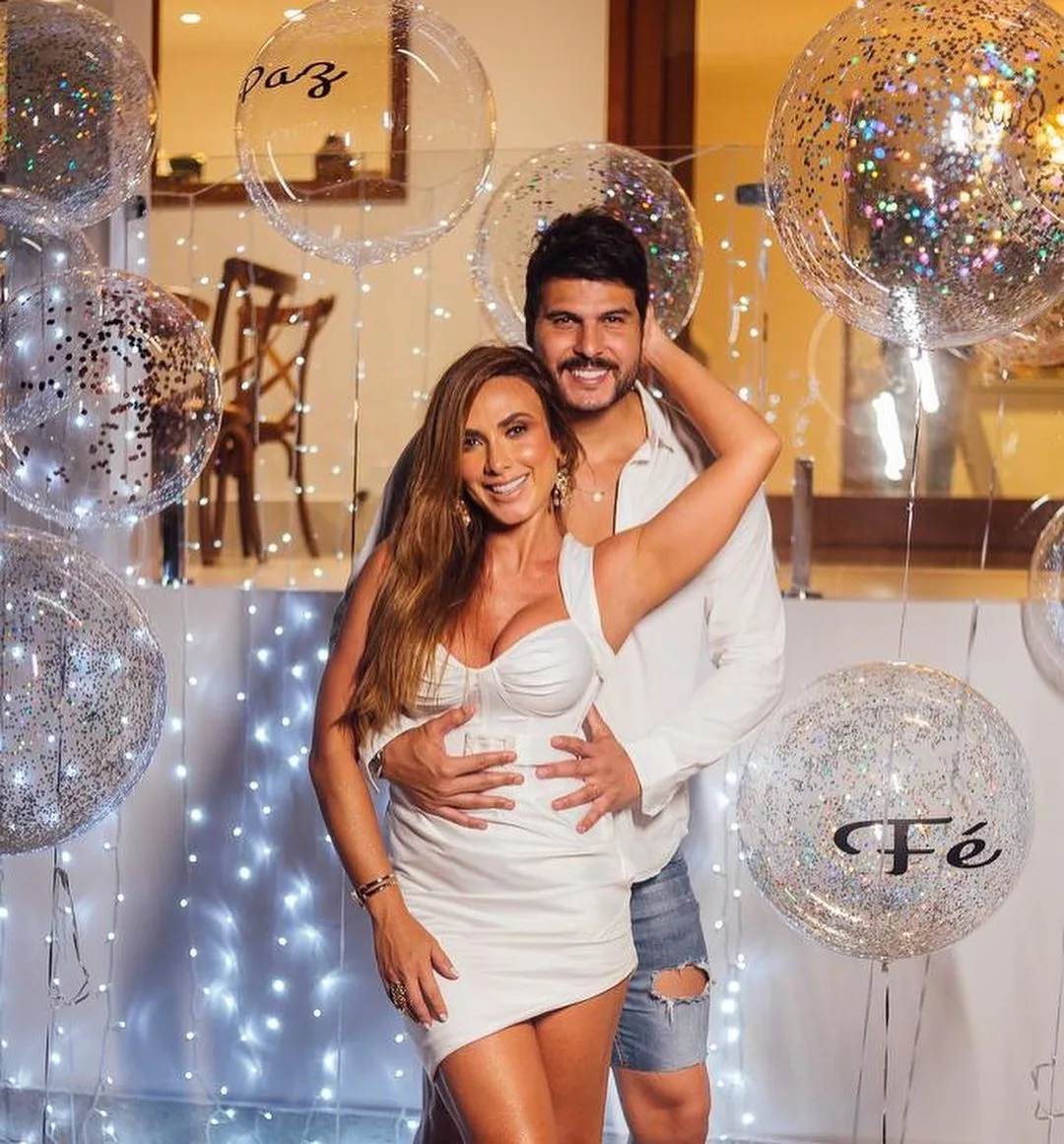 Ex de Nicole Bahls aparece com outra mulher e Tatá Werneck dispara: 'Que babaca'