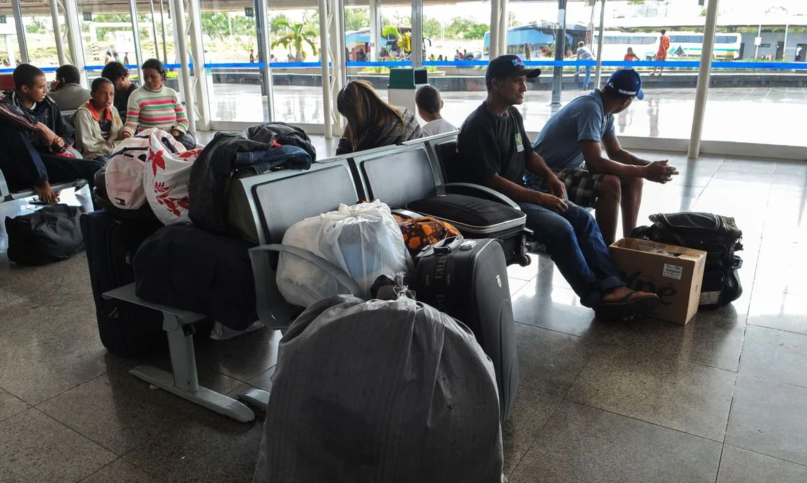 Pessoas que passarão a noite de réveillon viajando de ônibus, aguardam na rodoviária de Brasília, para embarcar para vários Estados (Elza Fiúza/Agência Brasil)