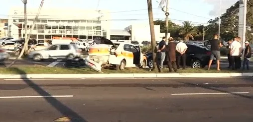 AGORA: acidente envolvendo três veículos deixa trânsito congestionado em Vitória