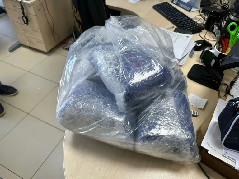 Mulher é presa após tentar embarcar com 10kg de maconha na mala no Aeroporto de Vitória