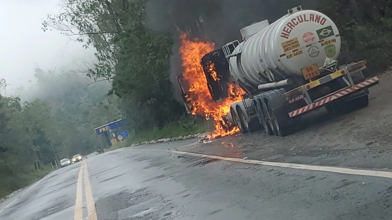 Incêndio em carreta com ácido clorídrico interdita BR-262