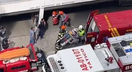 Motorista perde controle e carro cai em poço de elevador