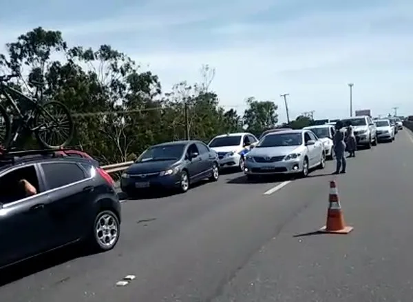 Moradores interditam Rodosol em protesto por atropelamento em Interlagos