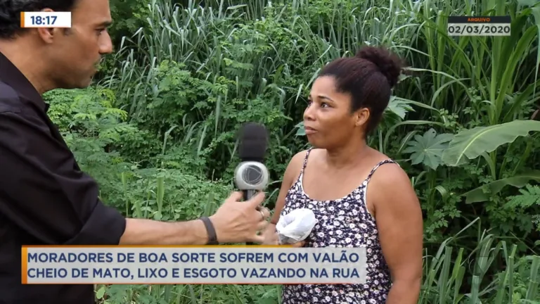 Moradores sofrem com valão cheio de mato, lixo e esgoto
