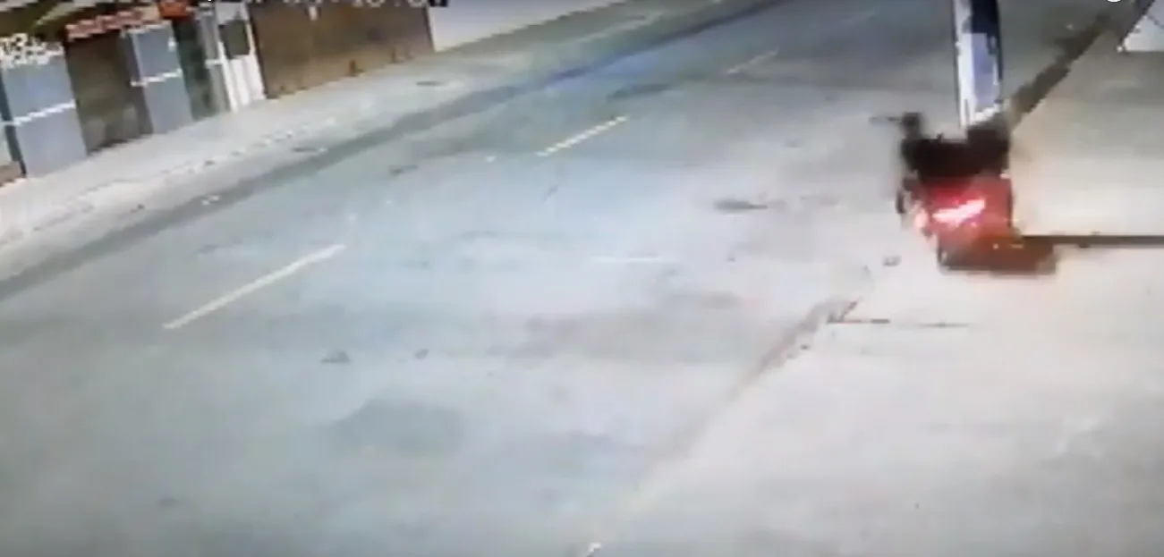 VÍDEO| Garupa sobrevive após acidente impressionante com moto na Serra; piloto não resistiu