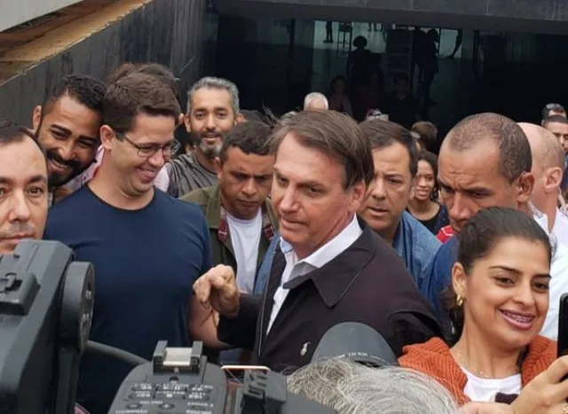 Bolsonaro visita general e vai à catedral em Brasília