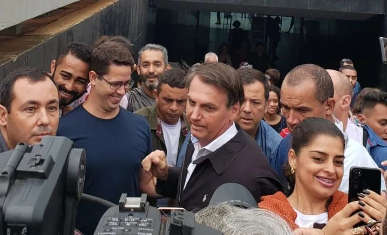 Bolsonaro visita general e vai à catedral em Brasília