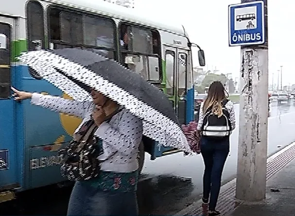 Passageiros reclamam das condições dos pontos de ônibus na Grande Vitória