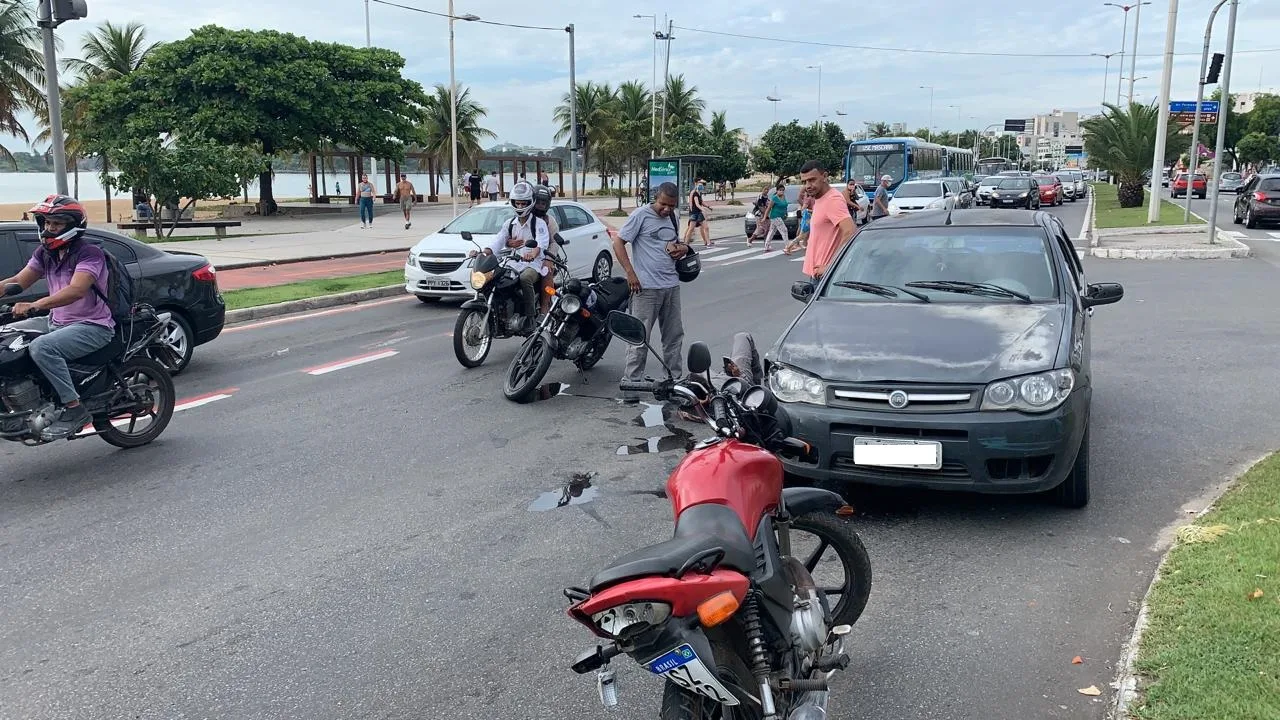 Acidente com motociclista e engavetamento deixam trânsito complicado na Praia de Camburi