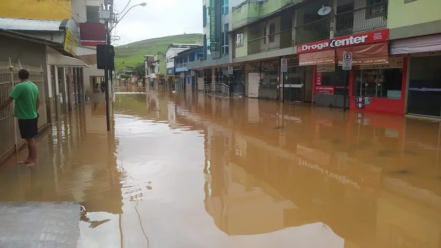 Rio transborda e deixa ruas e avenidas alagadas em São José do Calçado