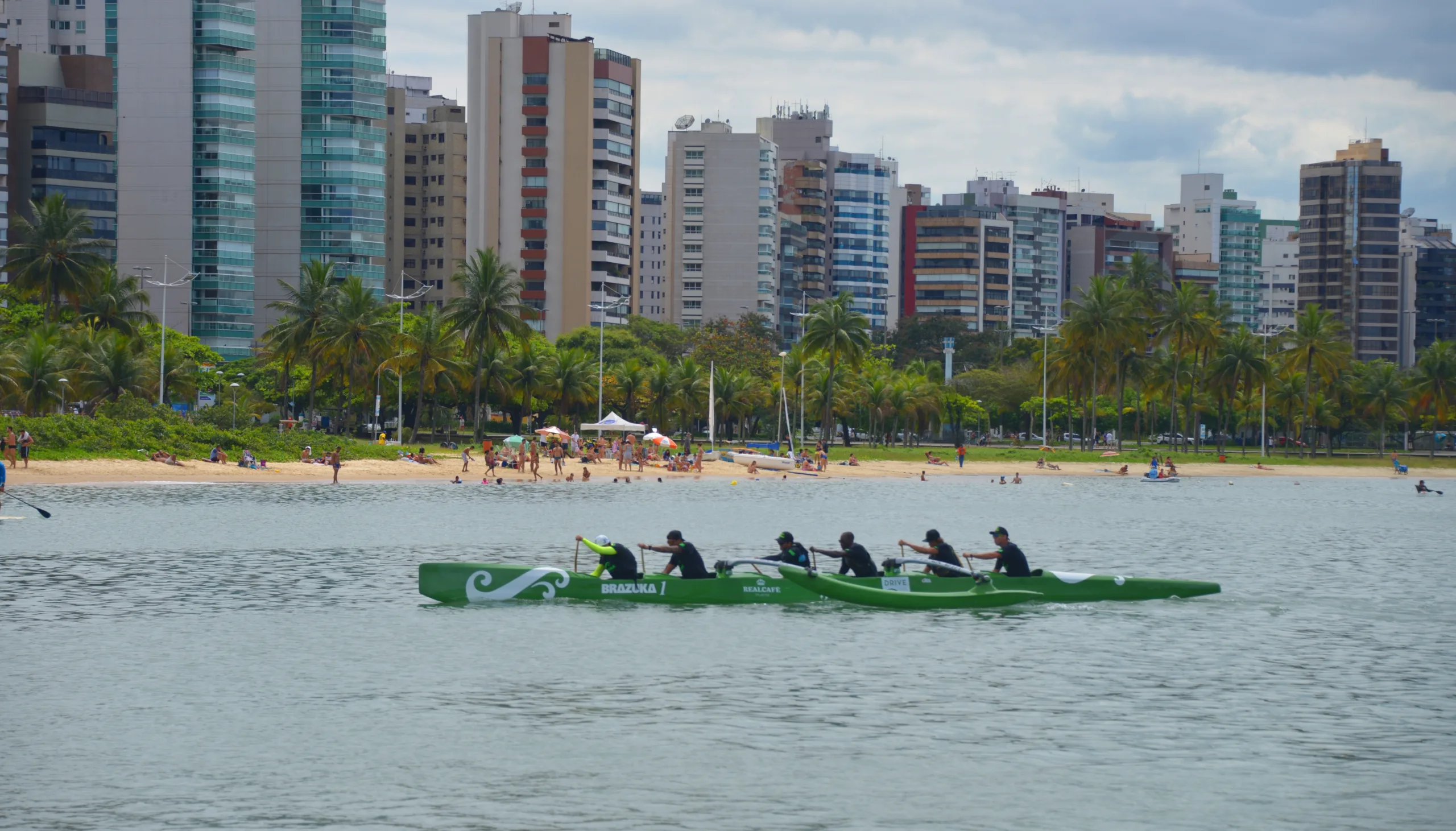 Vitória recebe campeonato de canoa havaiana em dia mundial de conscientização ambiental