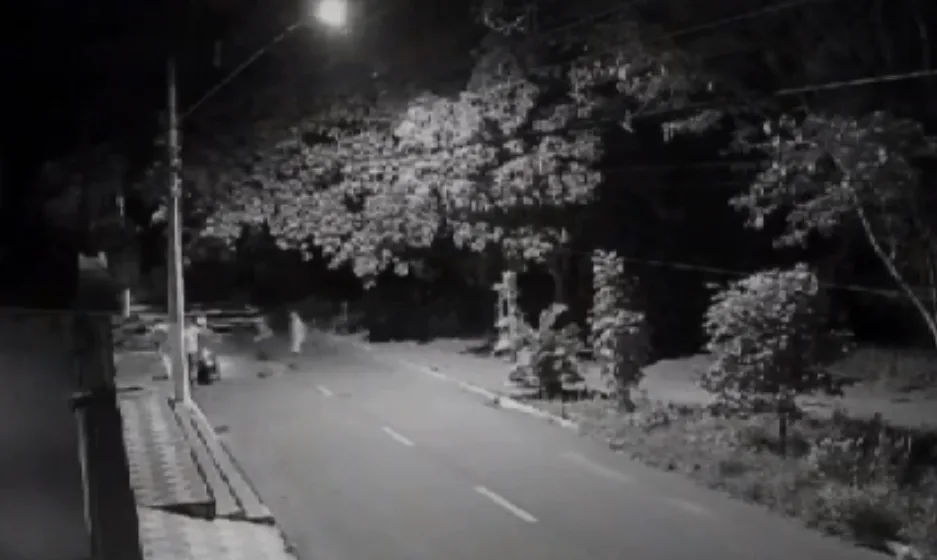 VÍDEO | Bandido com barba e cabelo azul assalta motociclista de aplicativo na Serra