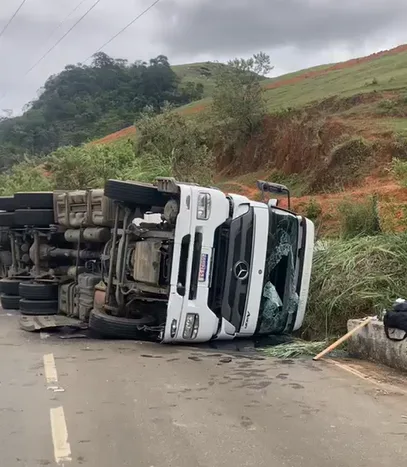 Carreta carregada com madeira tomba em Fundão