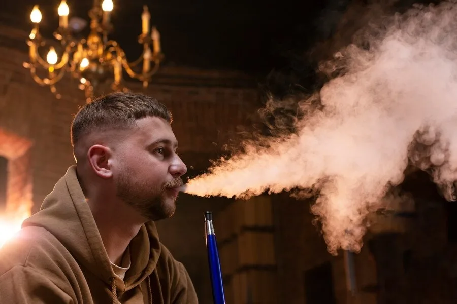 Jovem é internado com óleo de cigarro eletrônico no pulmão: "Consequência irreversível"