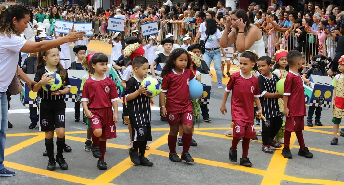 Mais de 1,3 mil alunos de escolas municipais desfilam em Cariacica nesta segunda