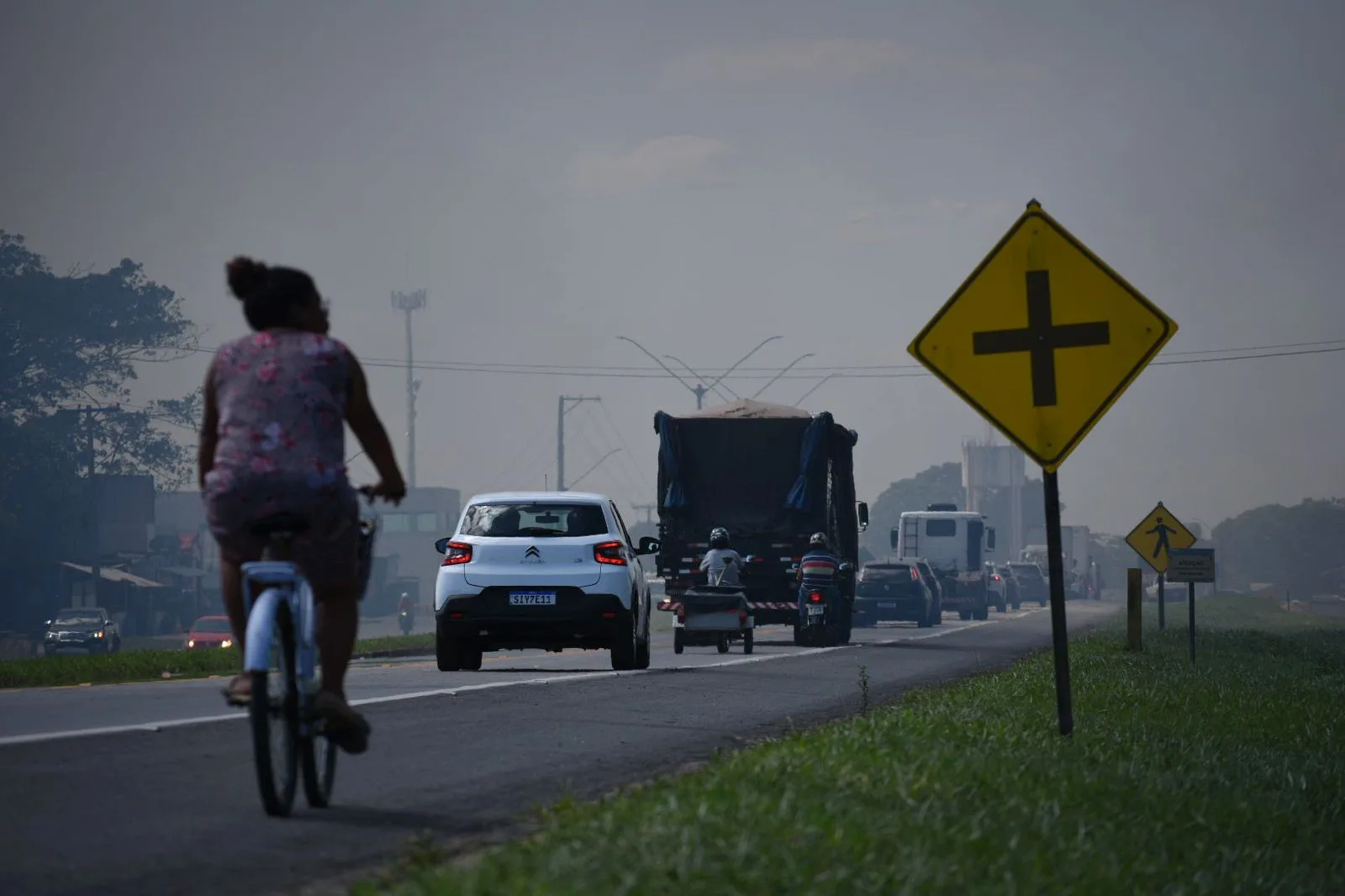 Fumaça do incêndio na fábrica da Cacau Show em Linhares invade a BR-101