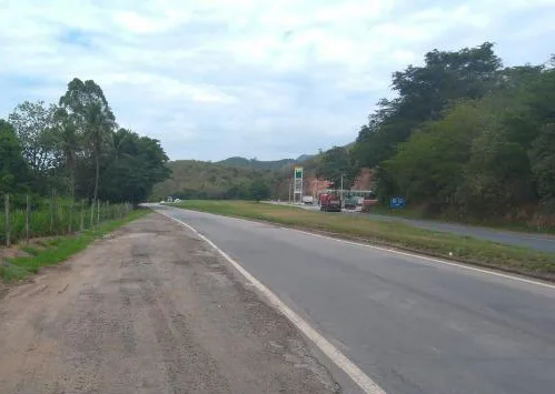 Ônibus cai em barranco e deixa mais de 20 feridos na BR-101 em Atílio Vivácqua