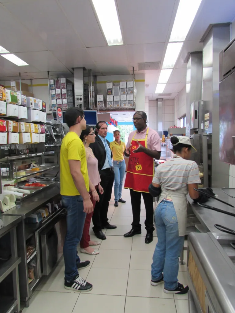 visita a cozinha do mcdonalds