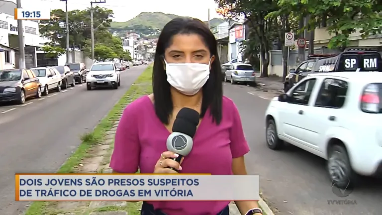 Dois jovens são presos com drogas e submetralhdora em Vitória