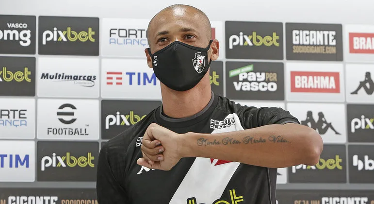 Zagueiro do Vasco fala sobre 'jogo de xadrez' contra o Bangu