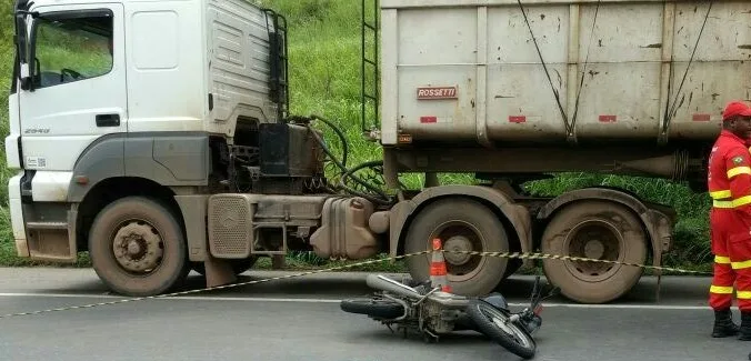 Motociclista atropela cachorro e morre ao ser atingida por caminhão na BR 101