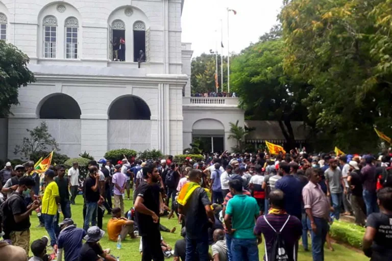 Manifestantes invadem residência presidencial no Sri Lanka; presidente foge