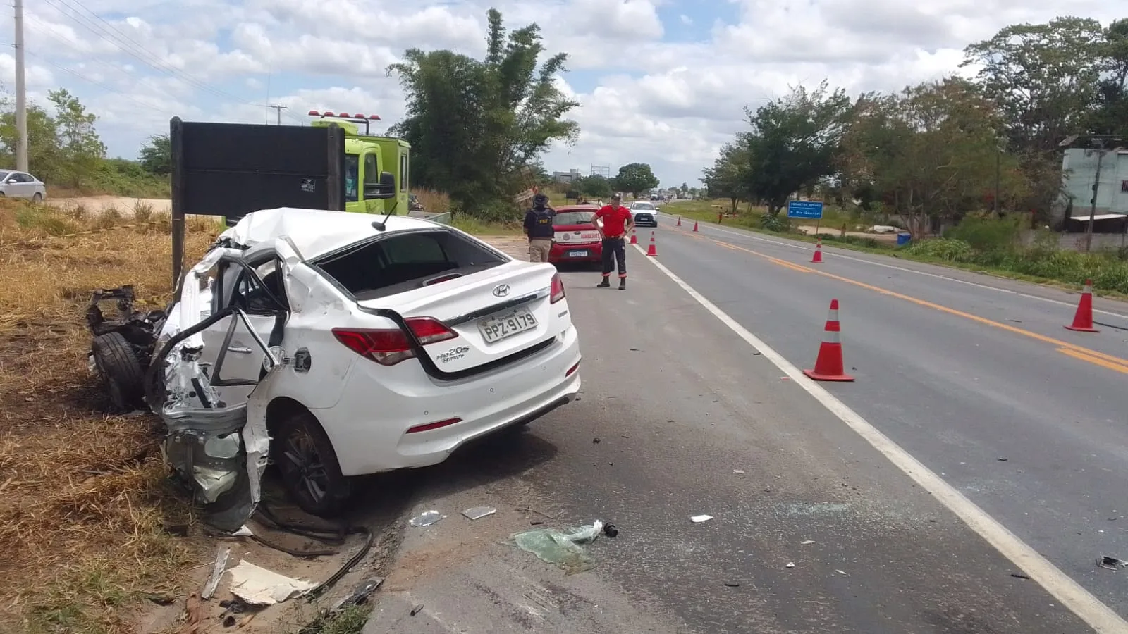 Acidente entre carro e carreta deixa uma pessoa morta em Linhares