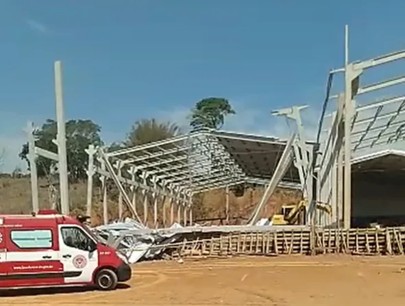 VÍDEO | Homem morre após desabamento de galpão em Atílio Vivácqua