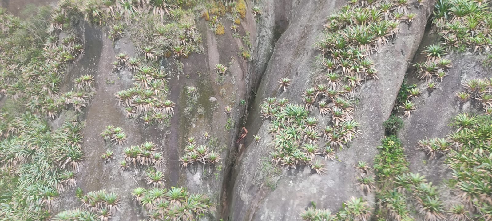 VÍDEO I Bombeiros resgatam rapaz nu em fenda do Mestre Álvaro na Serra