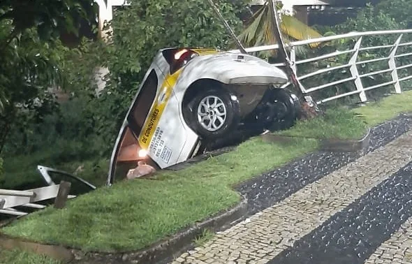 Carro de autoescola bate em grade e fica pendurado em barranco no ES