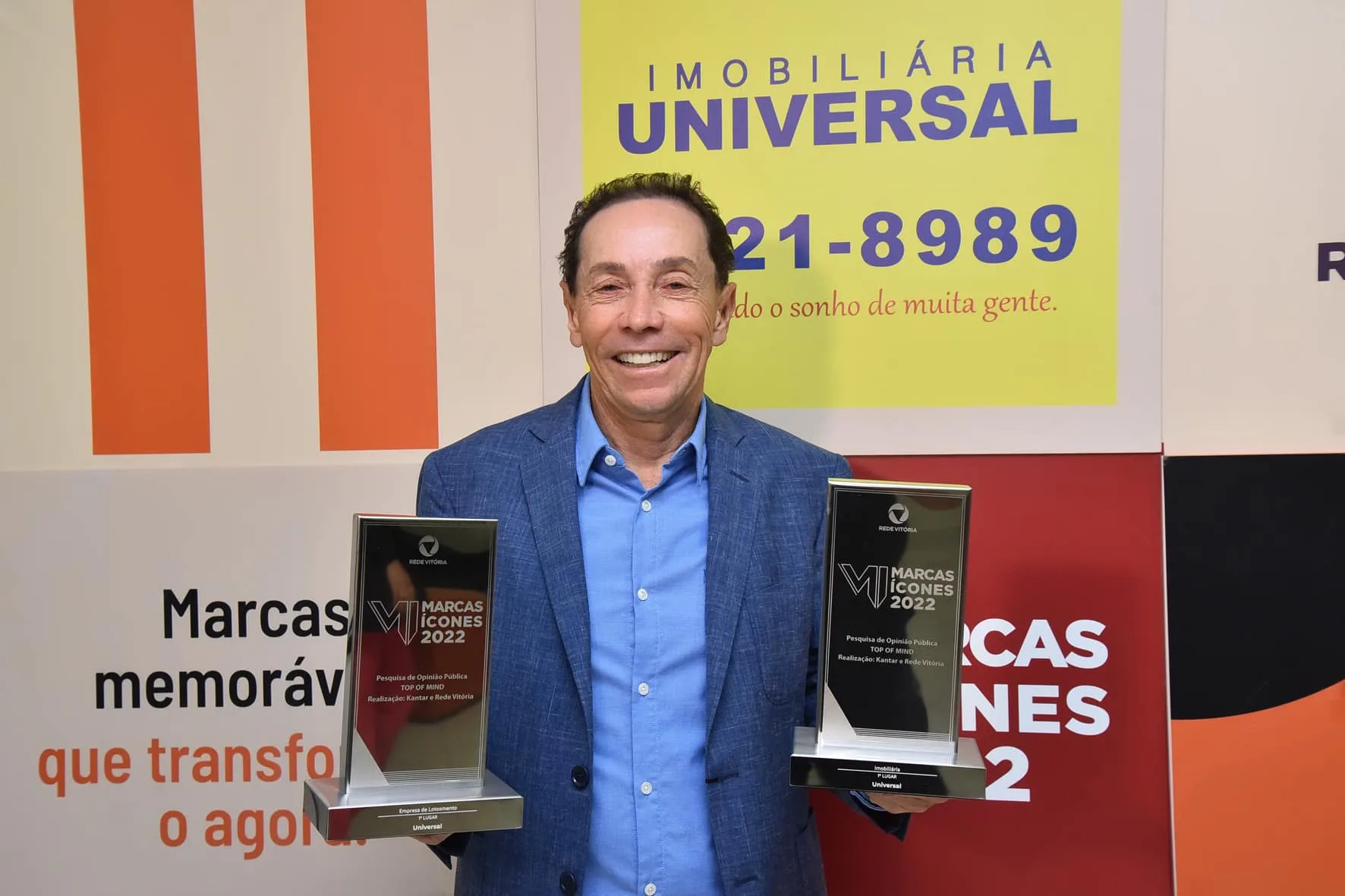 Valdecir Torezani, segurando os troféus das duas categorias: Empresa de Loteamento e Imobiliária.