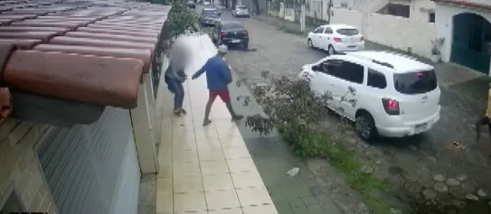 VÍDEO | Mulher é baleada durante tentativa de assalto na porta do trabalho em Vila Velha