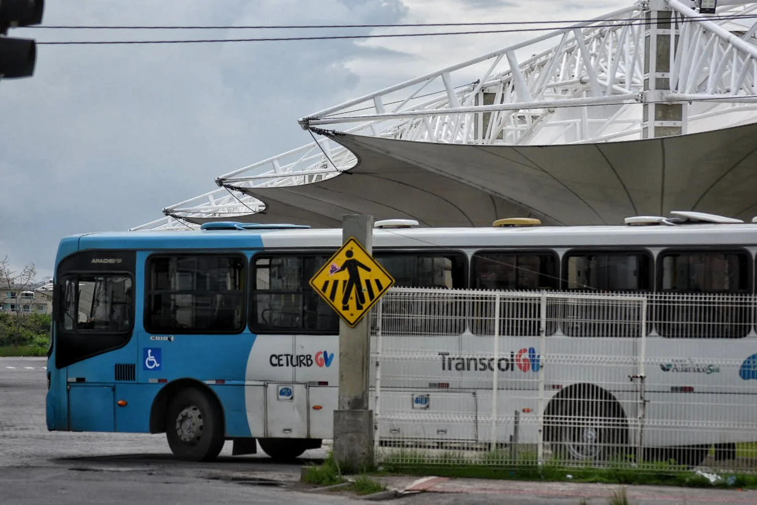 Ladrões fingem ser pedreiros e fazem arrastão em ônibus do Transcol