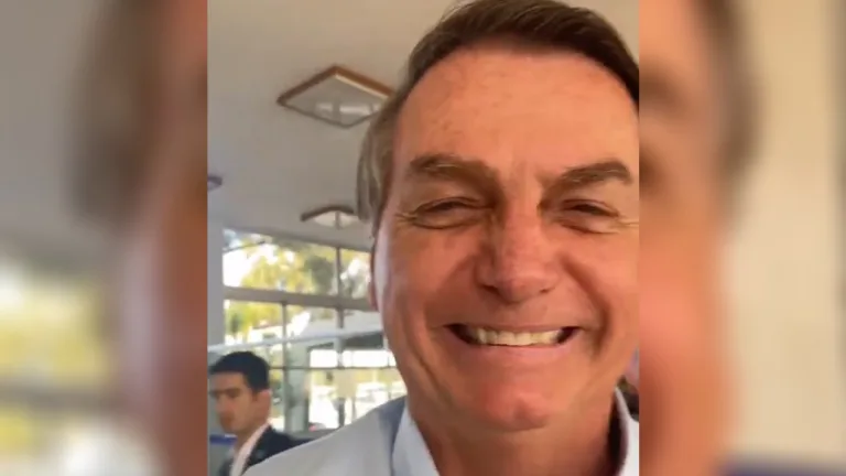 Sem máscara, Bolsonaro chega ao ES para primeira visita desde o início do governo